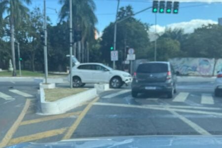 Carro fica danificado após subir em mini mureta na Praça Cívica veja fotos Cena aconteceu na Rua 83 Goiânia