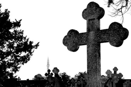 Cemitério reaparece após décadas submerso em lago de Goiás vídeo São Domingos é possível ver antigos túmulos e até uma cruz