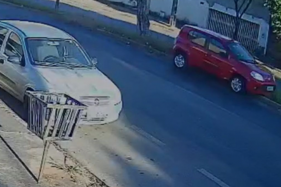 Idoso morre após bater carro em árvore no Parque das Flores em Goiânia