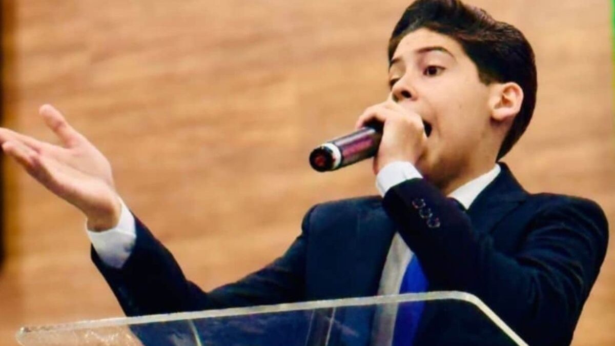 Profeta mirim Miguel Oliveira volta a pregar após proibição do Conselho Tutelar Menino de 15 anos já apareceu rasgando exames médicos