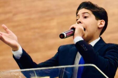Profeta mirim Miguel Oliveira volta a pregar após proibição do Conselho Tutelar Menino de 15 anos já apareceu rasgando exames médicos