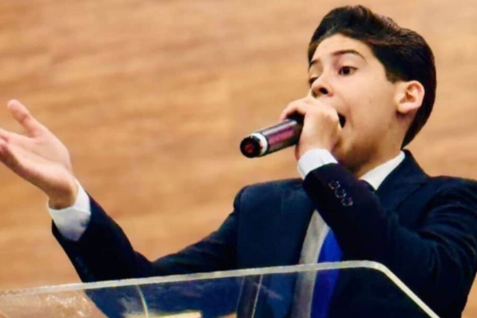 Profeta mirim Miguel Oliveira volta a pregar após proibição do Conselho Tutelar Menino de 15 anos já apareceu rasgando exames médicos