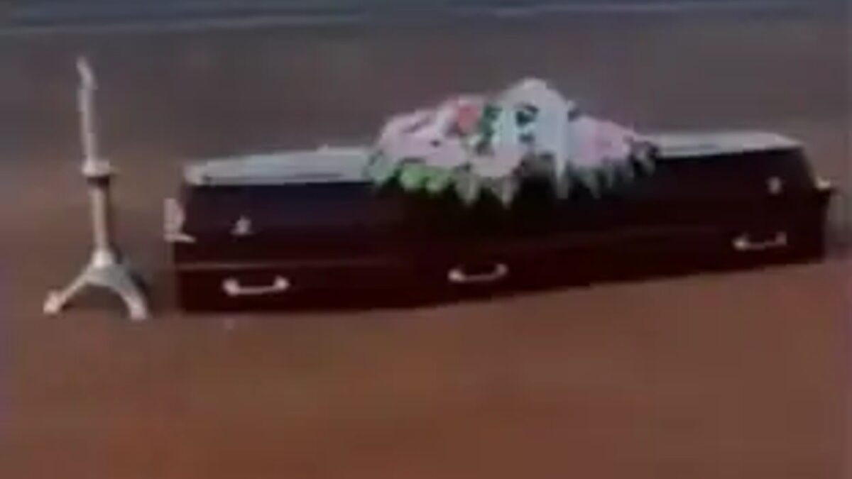 Caixão cai de carro funerário na BR-153, no Tocantins