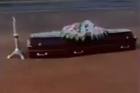  Caixão cai de carro funerário na BR-153, no Tocantins