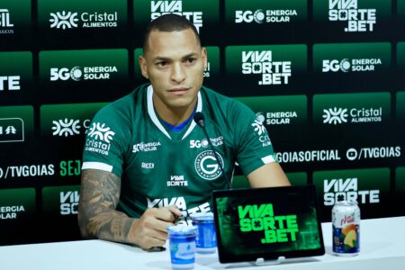 Zagueiro Titi é apresentado oficialmente ao Goiás