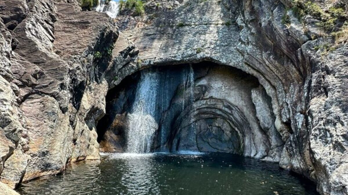 Cachoeira em Goiás tem formato de caracol e parece cenário de filme; veja fotos