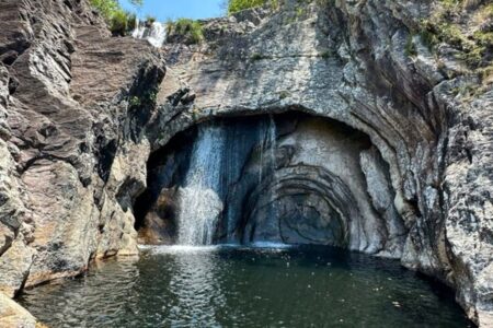 Cachoeira em Goiás tem formato de caracol e parece cenário de filme; veja fotos