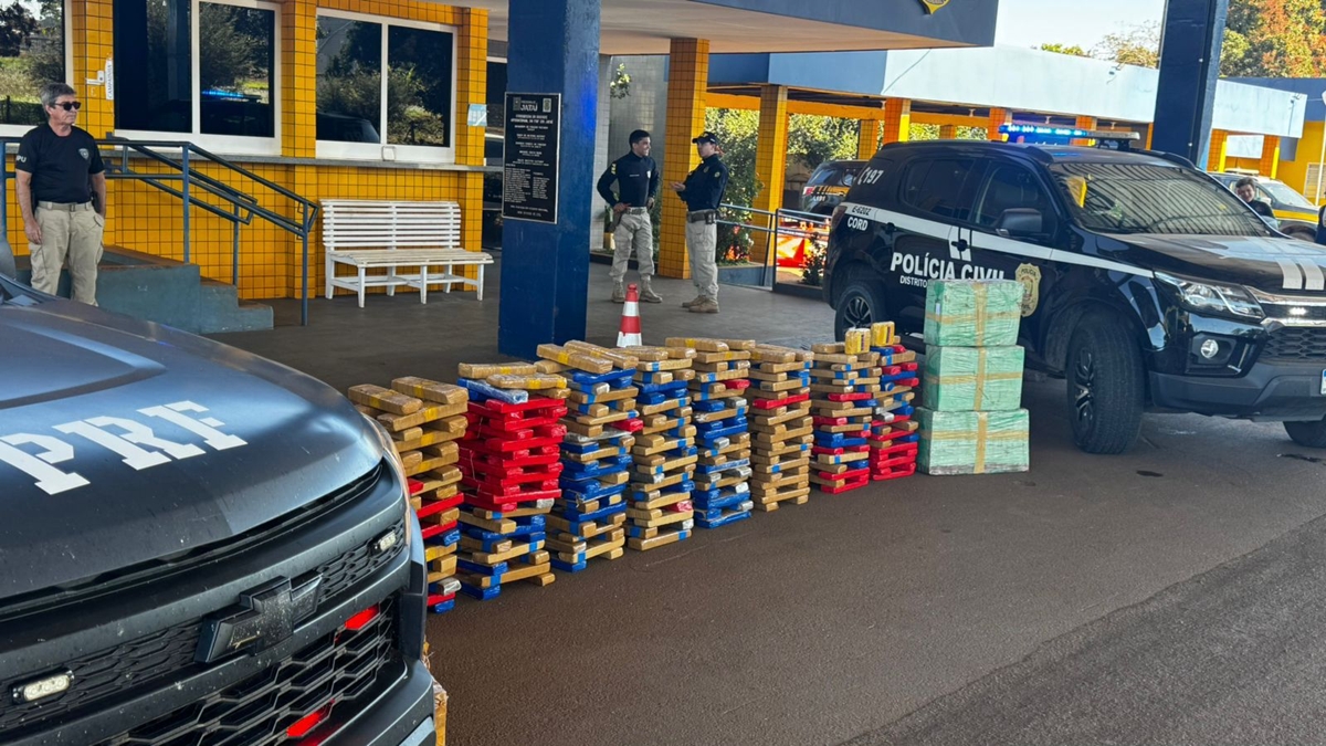 PRF e Polícia Civil do DF apreendem mais de 400 kg de maconha em Jataí 1 PRF e Polícia Civil do DF apreendem mais de 400 kg de maconha em Jataí