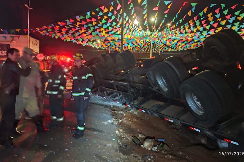 Caminhoneiro morre após tombamento em Itumbiara