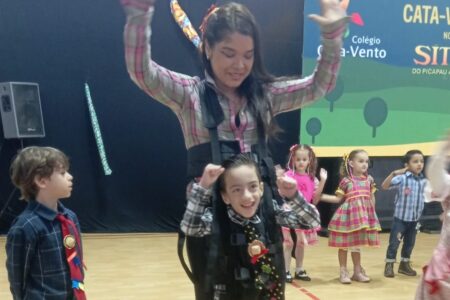 Professora usa colete para aluno com paralisia cerebral dançar quadrillha Vídeo rapidamente viralizou nas redes sociais