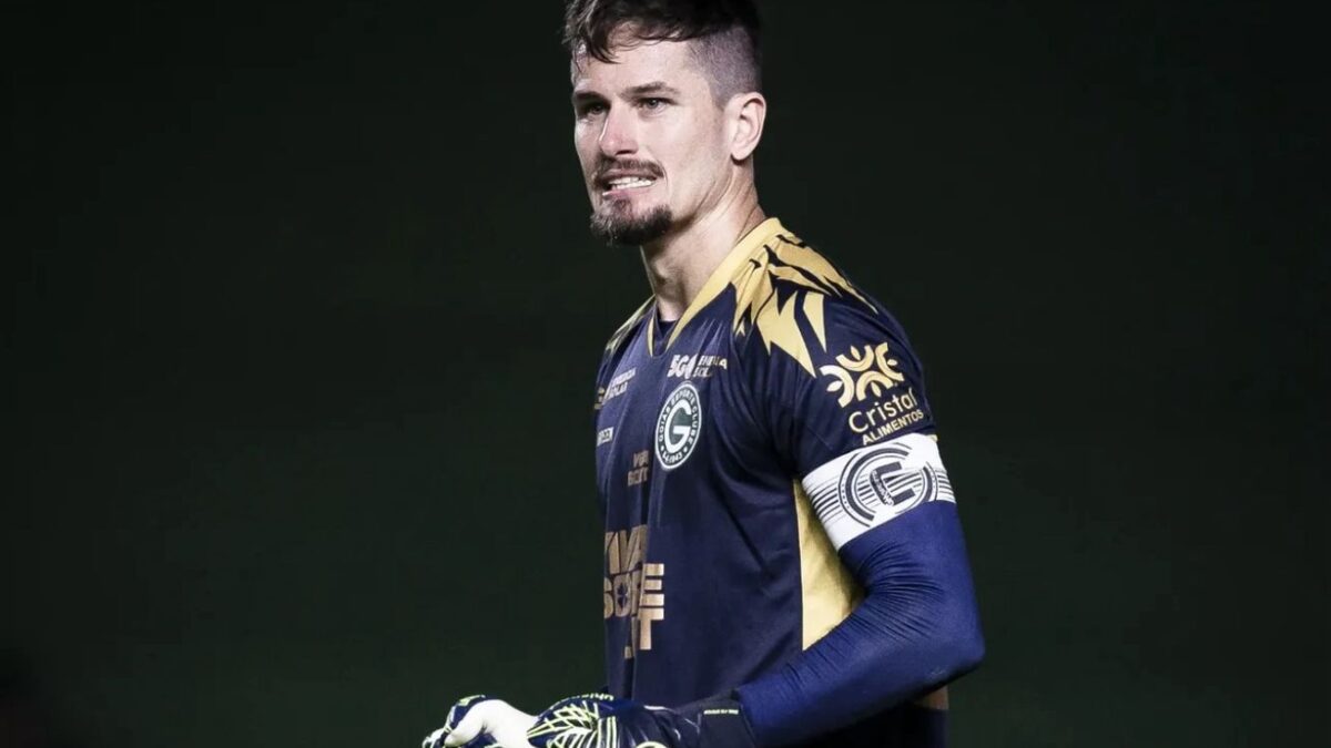 Tadeu chega a números expressivos no ataque pelo Goiás, mesmo sendo goleiro