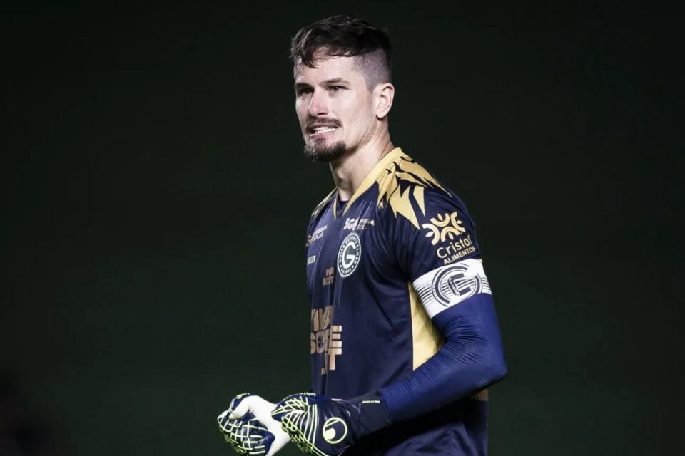Tadeu chega a números expressivos no ataque pelo Goiás, mesmo sendo goleiro