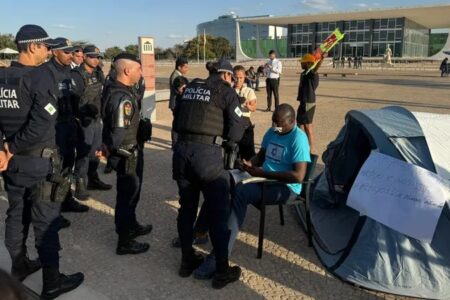 Moraes ordena remoção de deputados do PL acampados em frente ao STF Manifestação protestava contra restrições a Bolsonaro