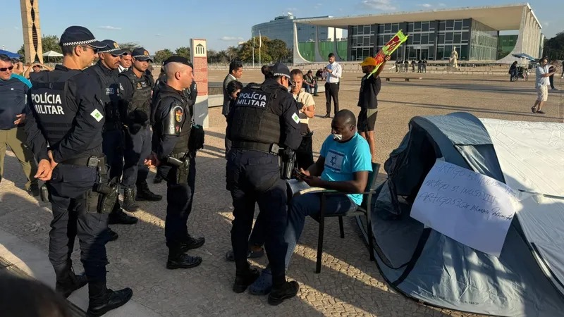 Moraes ordena remoção de deputados do PL acampados em frente ao STF Manifestação protestava contra restrições a Bolsonaro