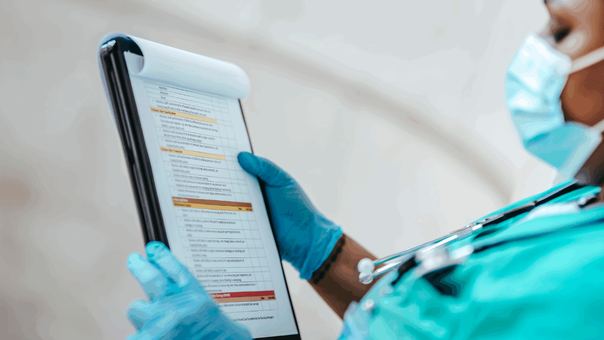 Imagem de um médico segurando uma prancheta