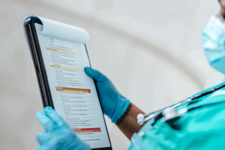 Imagem de um médico segurando uma prancheta