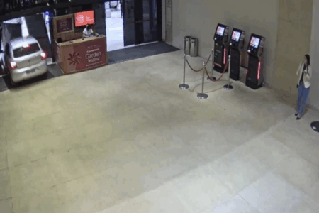 Apesar do susto, ninguém ficou ferido após a invasão do carro no shopping Flamboyant. (Foto: divulgação)