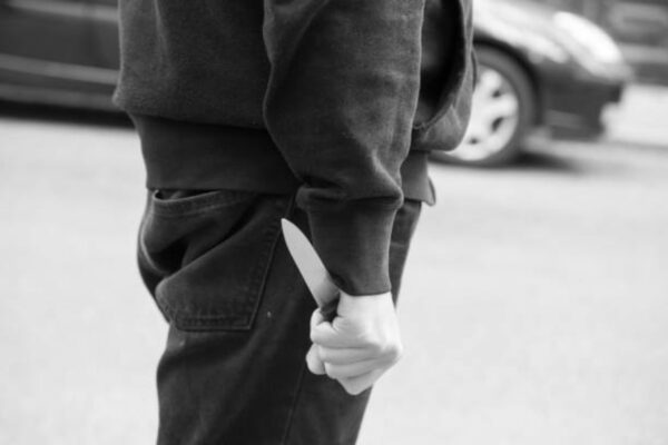 Mulher reage, esfaqueia suspeito e escapa de tentativa de abuso sexual em Rio Verde