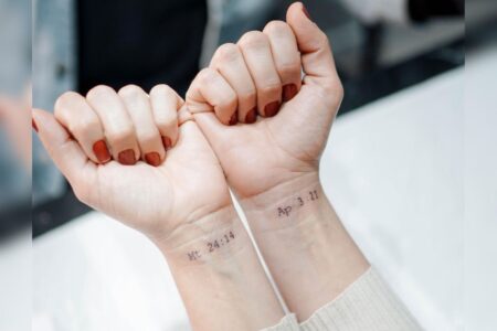 Igreja em SC faz tatuagem coletiva em fiéis e é criticada por evangélicos Pastor diz que o ato "não é sobre tatuagem", e sim "liberdade"