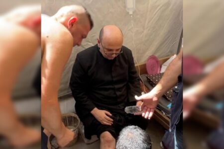 Padre de igreja em Gaza que recebia ligações de papa Francisco é ferido em ataque de Israel