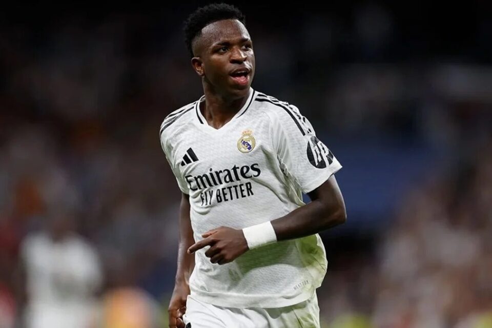 Vini Jr com a camisa do Real Madrid