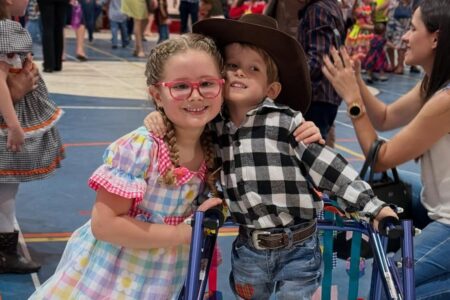 Menino cadeirante encanta a web ao dançar quadrilha junina; vídeo Artur Grevy e sua parceira conquistaram as redes sociais