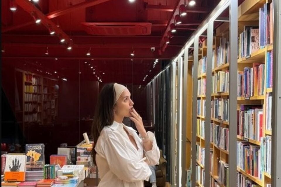 Rafa Kalimann e Nattanzinho viram piada após gastarem R$ 10 mil em livros decorativos: Ex-BBB e cantor estão esperando o primeiro filho