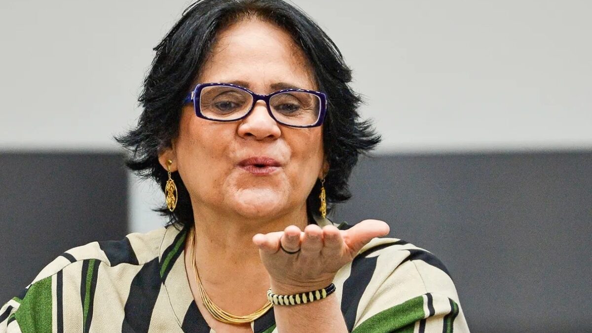 'Tenho pautas em comum com o movimento gay', afirmou a senadora Damares Alves diz apoiar cotas para trans: "Tenho uma identificação"