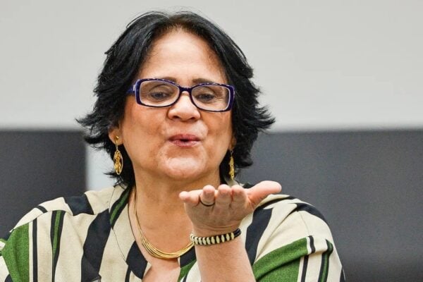 ‘Sou uma idosa linda e maravilhosa procurando marido’, diz Damares Alves Fala da senadora repercutiu ans redes sociais