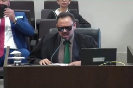 Advogado que representa a si mesmo recita poesia e joga capoeira no TJGO Jales Java é acusado de ameaça, desobediência, desacato