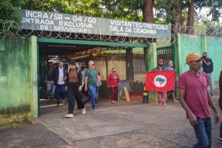 MST ocupa Incra Goiás e faz plebiscito sobre escala 6x1 e isenção do imposto de renda