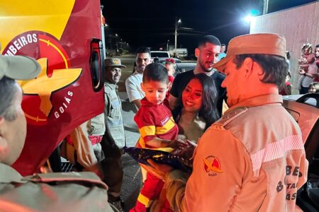 Bombeiros realizam sonho de criança e comparecem à festa de aniversário, em Goianésia