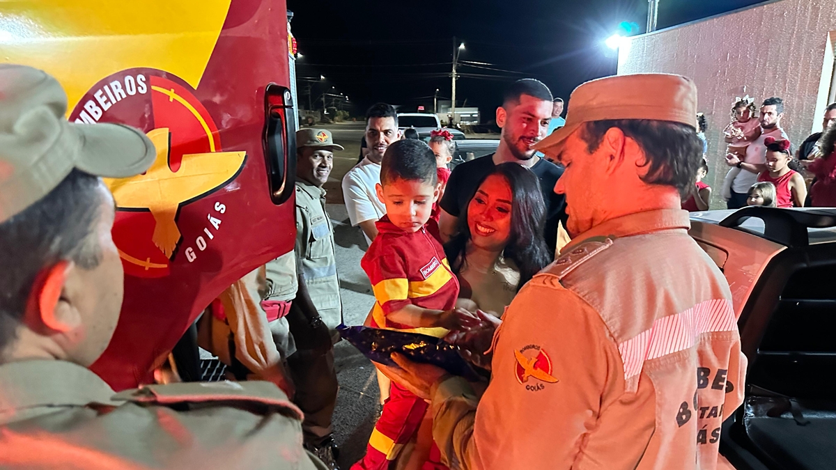 Bombeiros realizam sonho de criança e comparecem à festa de aniversário, em Goianésia