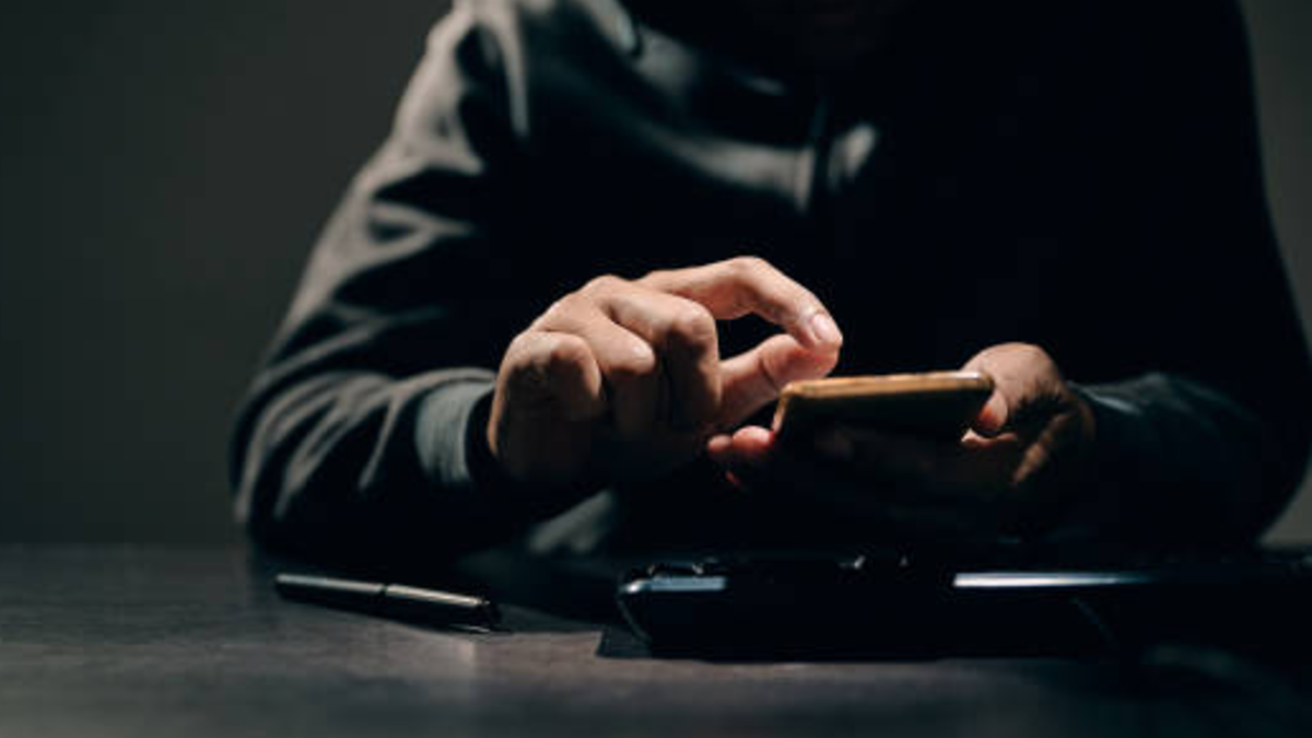 Homem é preso por extorquir a ex-namorada sob ameaça de vazar vídeo íntimo, em São Simão