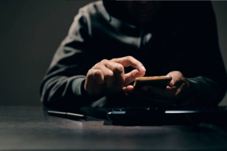 Homem é preso por extorquir a ex-namorada sob ameaça de vazar vídeo íntimo, em São Simão