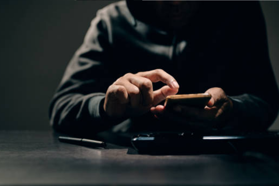 Homem é preso por extorquir a ex-namorada sob ameaça de vazar vídeo íntimo, em São Simão