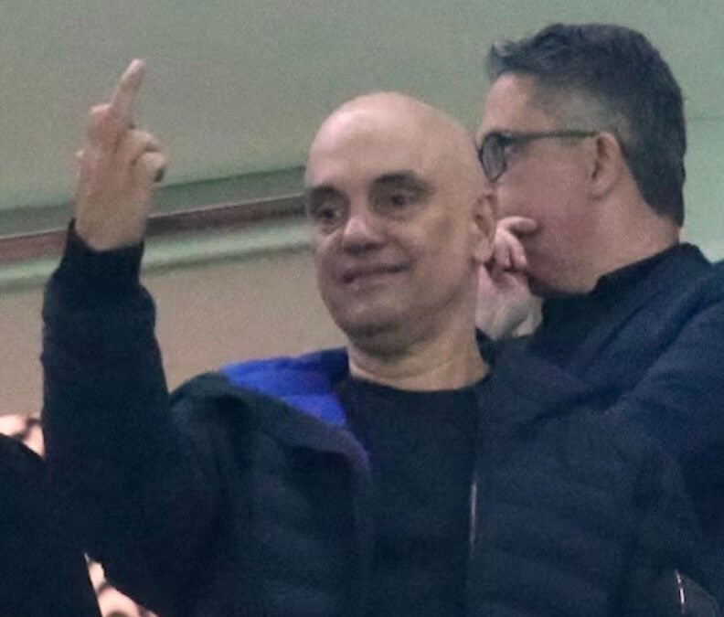 169a7453 gxlmf7uxaaazpcq e1753958099956 Alexandre de Moraes faz gesto obsceno durante clássico na Neo Química Arena