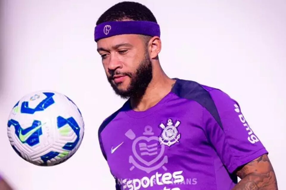 Memphis Depay em treino no Corinthians
