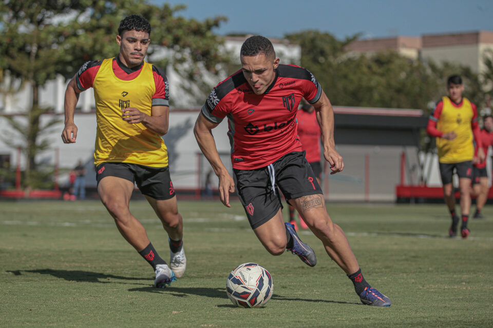Marcelinho em treino no Atlético Goianiense