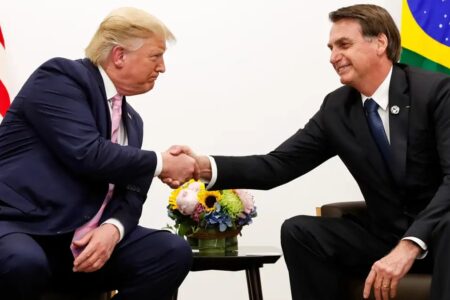 Bolsonaro diz que é 'pai do PIX' e 'pede' passaporte para negociar tarifaço com Trump