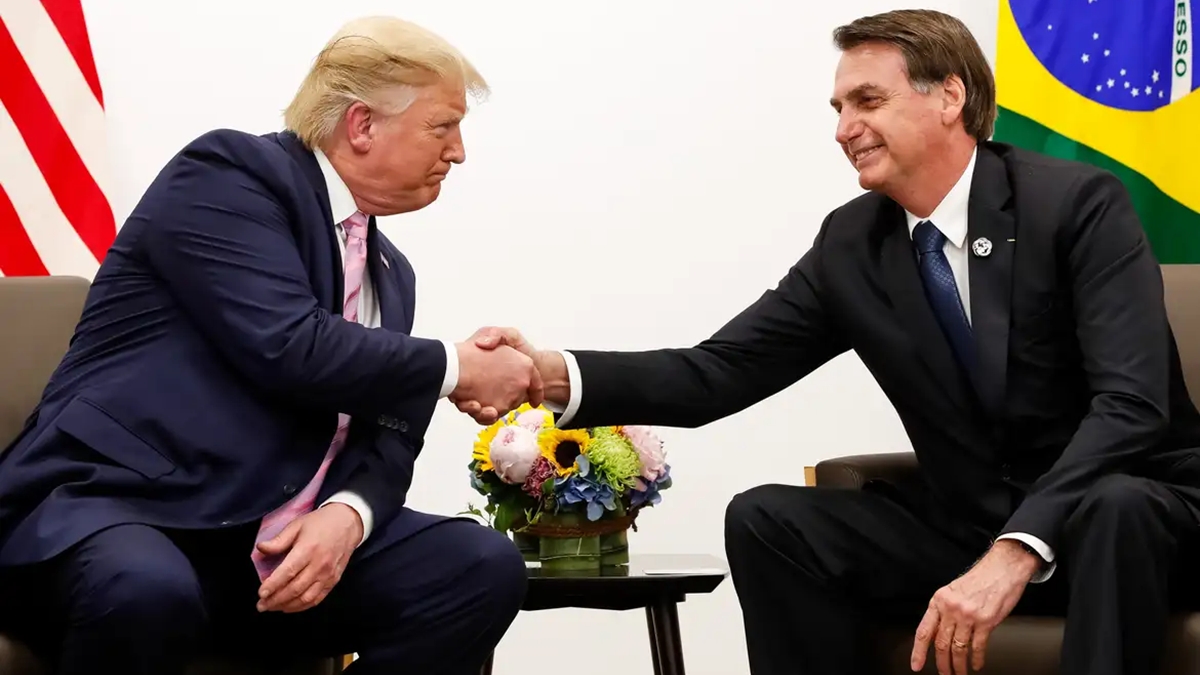 Bolsonaro diz que é ‘pai do PIX’ e ‘pede’ passaporte para negociar tarifaço com Trump 1 Bolsonaro diz que é 'pai do PIX' e 'pede' passaporte para negociar tarifaço com Trump