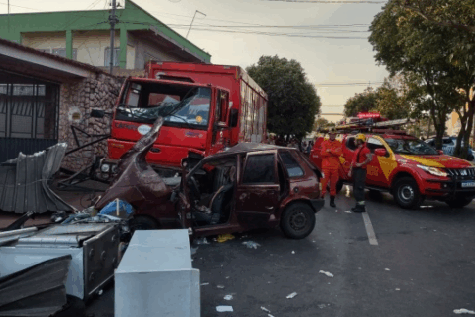 Três pessoas morrem em acidente entre carro e caminhão no Jardim Nova Era, em Aparecida