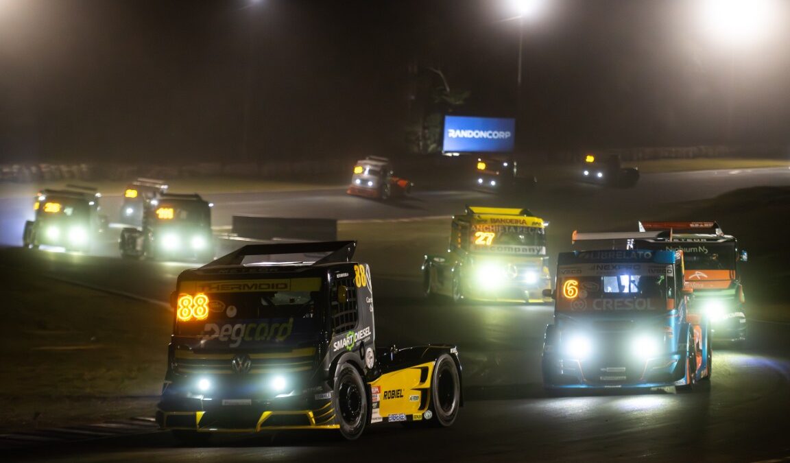 Beto Monteiro durante a corrida noturna em Cascavel