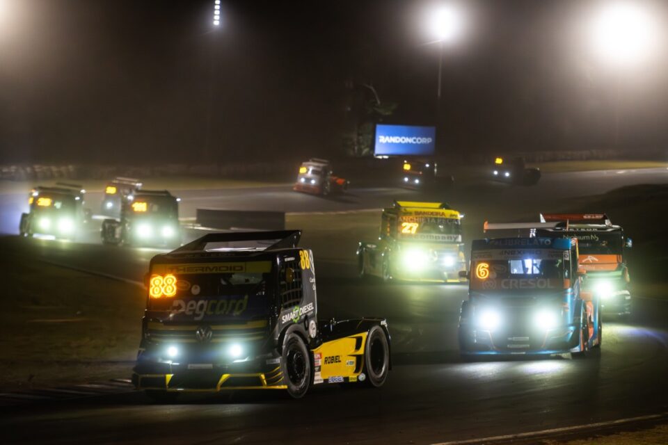 Beto Monteiro durante a corrida noturna em Cascavel
