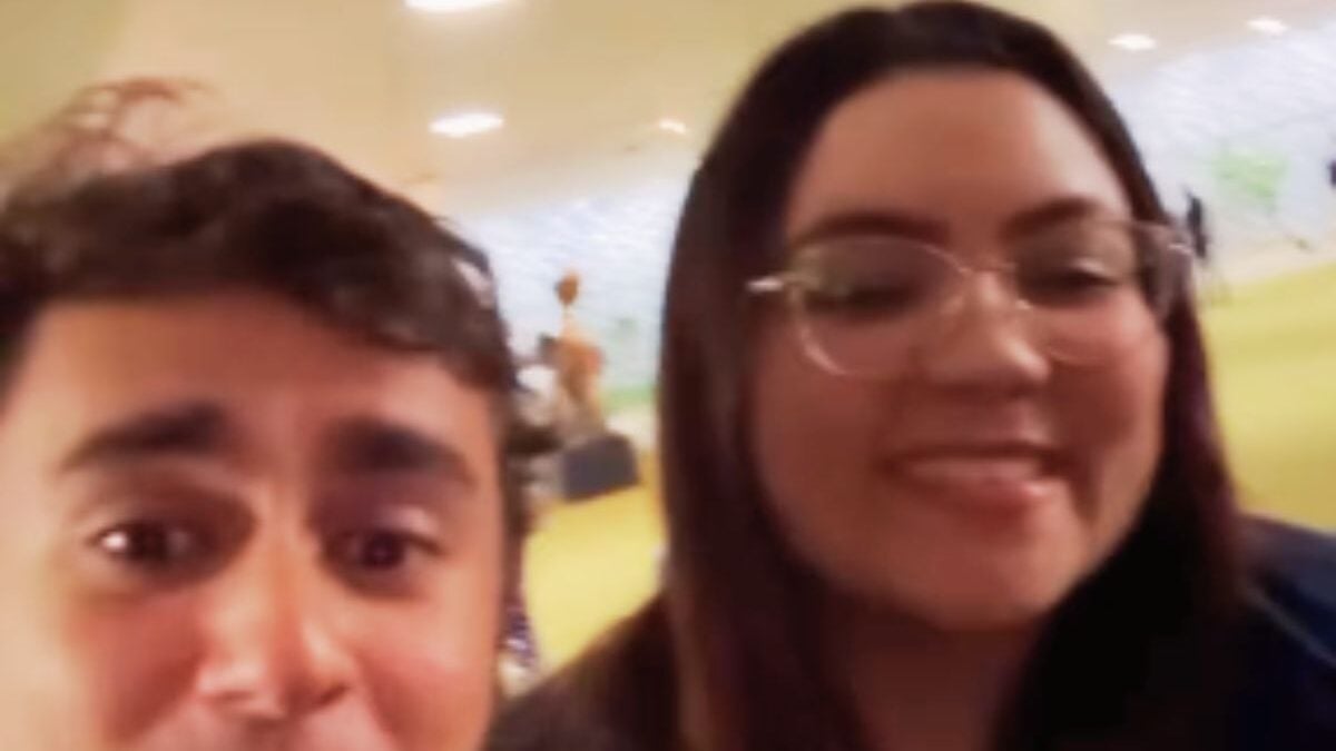 Nikolas Ferreira ao lado de Brennda, a designer (Foto: Reprodução)