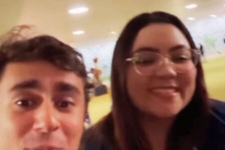 Nikolas Ferreira ao lado de Brennda, a designer (Foto: Reprodução)