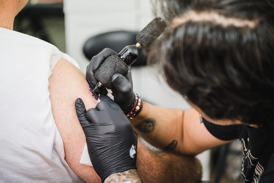 CFM proíbe anestesia para realização de tatuagens (Foto: Agência Brasil)