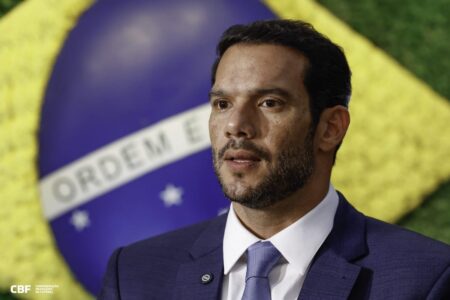 Presidente da CBF e deputada federal são alvos de operação por compra de votos Alvos são Samir Xaud, Helena da Asatur e o marido Renildo Lima