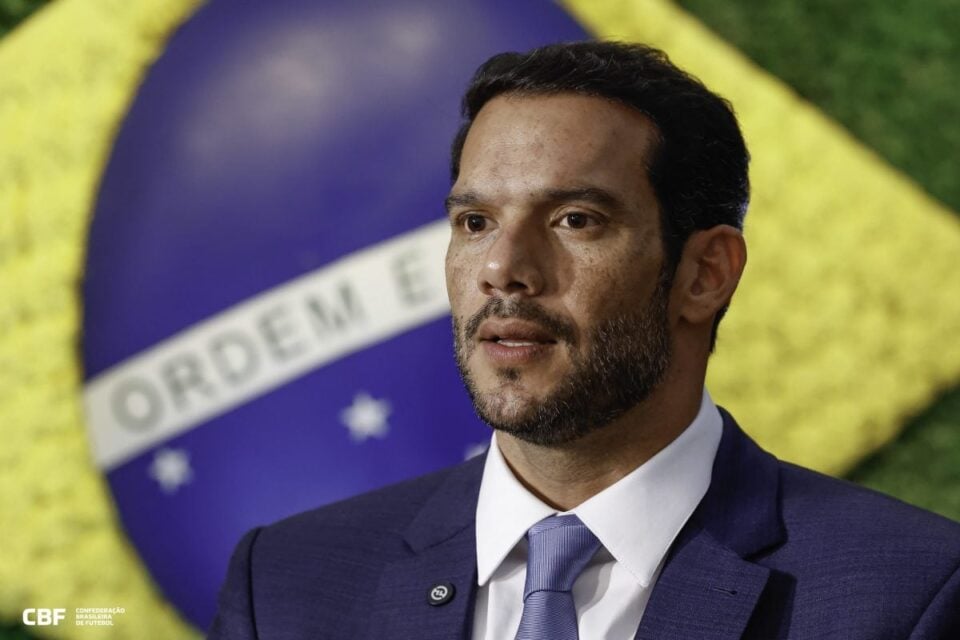Presidente da CBF e deputada federal são alvos de operação por compra de votos Alvos são Samir Xaud, Helena da Asatur e o marido Renildo Lima