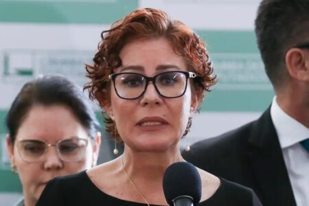 Brasileiros celebram deputado italiano que entregou Zambelli